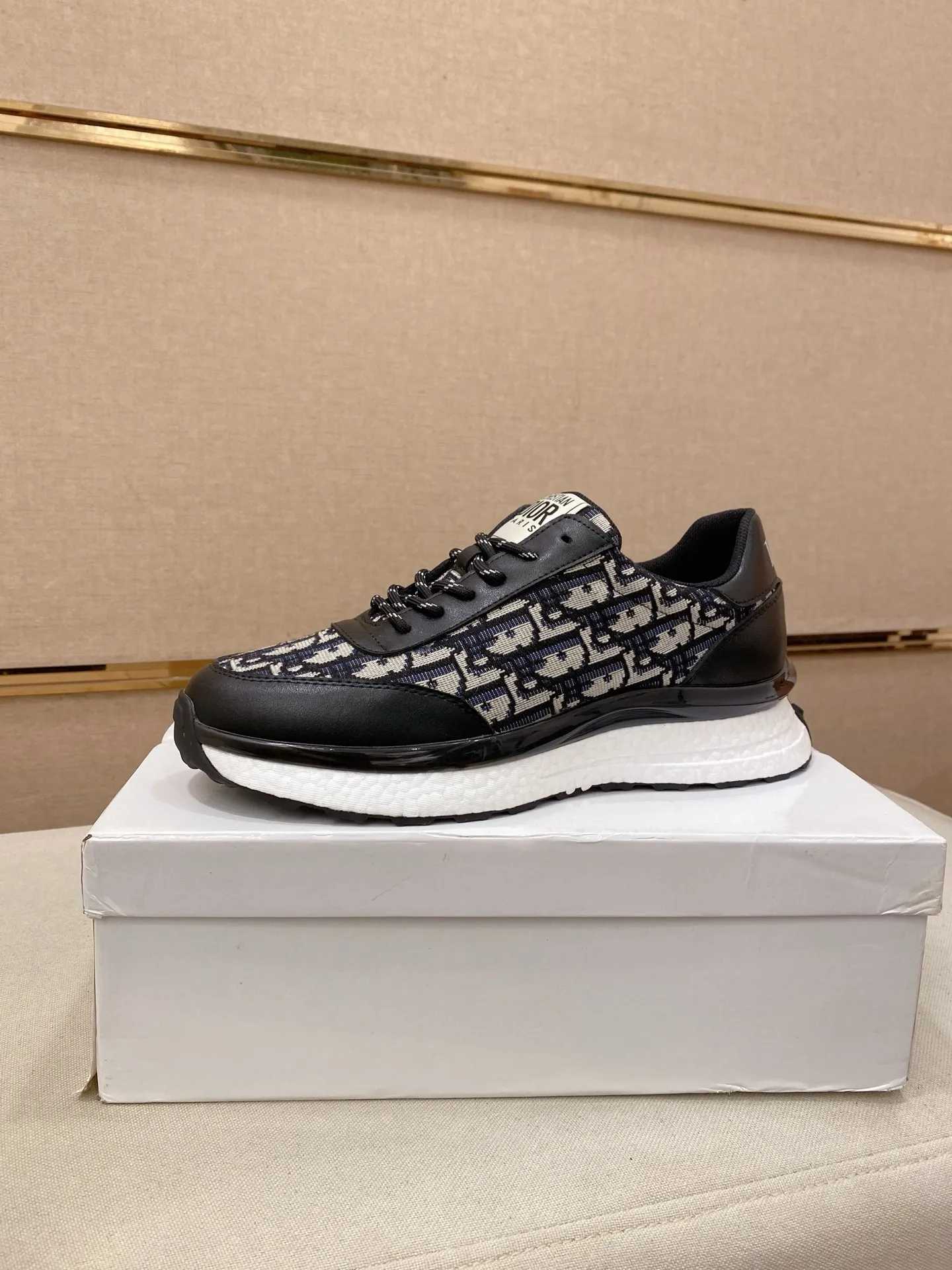 Men's shoes💰: 462💰 [Dior·Dior] New casual sports style men's shoes, new spring and summer design, perfect workmanship, lace-up style to create wardrobe quality, upper: imported first-layer cowhide, sheepskin lining is soft and comfortable, ultra-light TPU wear-resistant outsole, simple, versatile fashion men's shoes, excellent color code number 38--44. Can be customized 45 non-returnable